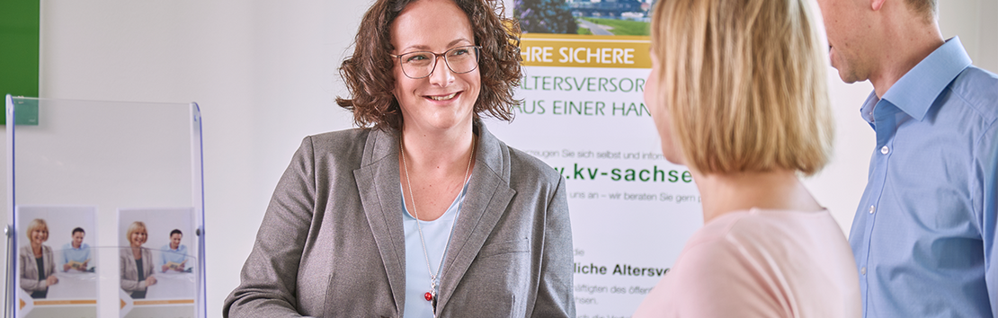 Beratungs- und Informationstage der ZVK Zwei Beschäftigte eines ZVK-Mitglieds im Gespräch mit einer Beraterin der ZVK.